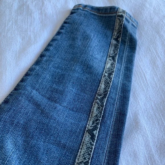 SkinnyGirl Skinny jeans w snake print on the sides - Picture 2 of 6